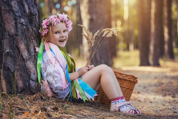 Malá Holčička Věnec Stuhami Sedí Pod Stromem Lese Létě Ukrajinská — Stock fotografie