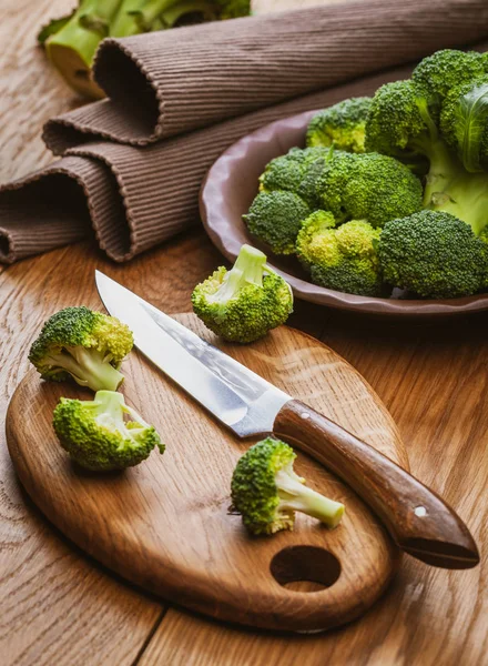 Bouquet Brocoli Vert Frais Sur Une Planche Découper Avec Couteau — Photo