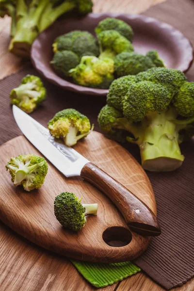 Bouquet Brocoli Vert Frais Sur Une Planche Découper Avec Couteau — Photo