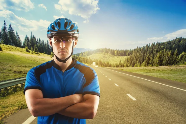 Portret Przystojny Rowerzysta Tle Malowniczej Górskiej — Zdjęcie stockowe