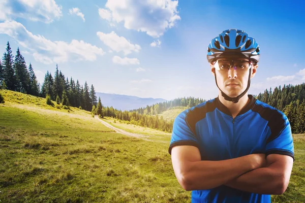 Portret Przystojny Rowerzysta Tle Malowniczej Górskiej — Zdjęcie stockowe