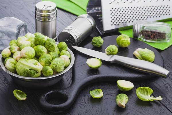 Auf Einem Schwarzen Holztisch Sprießen Frische Rohe Rosenkohl Zutaten Eines — Stockfoto