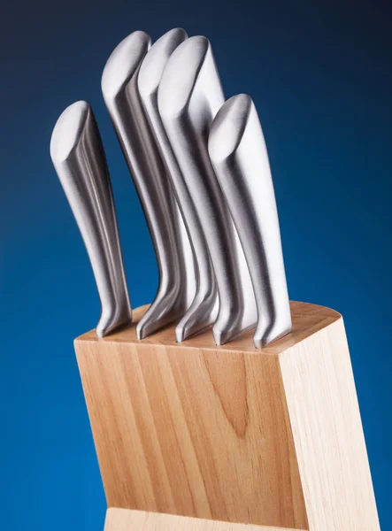 Noże Stali Drewnianym Bloku Niebieskim Tle — Zdjęcie stockowe