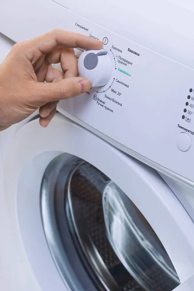 Mão Homem Escolhendo Programa Ciclo Máquina Lavar — Fotografia de Stock