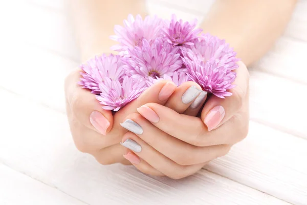 Hermosa Manicura Rosa Con Flores Crisantemo Spa — Foto de Stock