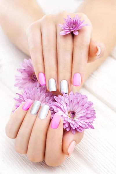 Hermosa Manicura Rosa Con Flores Crisantemo Spa —  Fotos de Stock