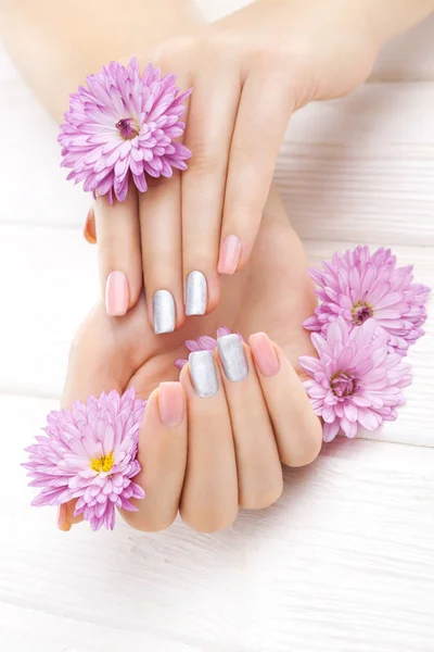 Hermosa Manicura Rosa Con Flores Crisantemo Spa — Foto de Stock