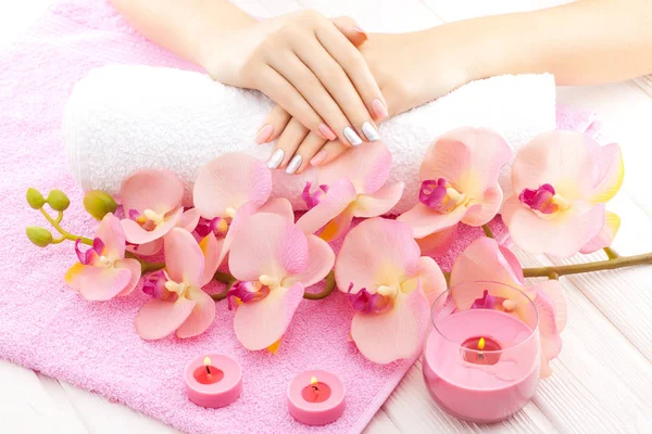 Mooie Roze Manicure Met Decor Orchid Handdoek Kaars Witte Houten — Stockfoto