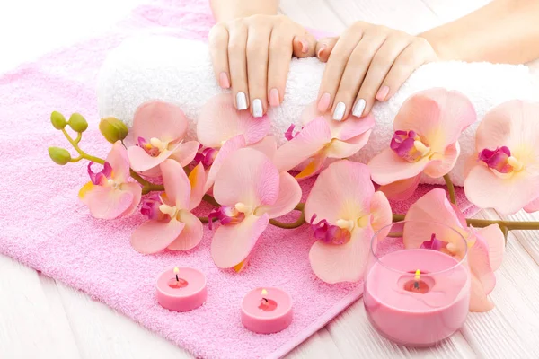 Mooie Roze Manicure Met Decor Orchid Handdoek Kaars Witte Houten — Stockfoto
