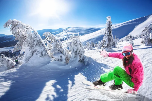 Femme Snowboarder Équitation Dans Les Montagnes Pittoresques Entre Les Arbres — Photo
