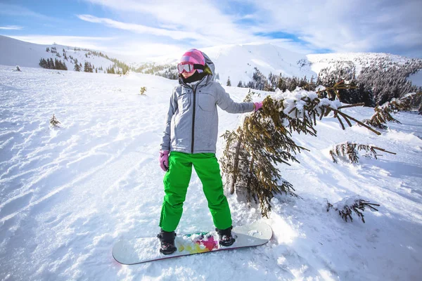 Femme Snowboarder Équitation Dans Les Montagnes Pittoresques Entre Les Arbres — Photo