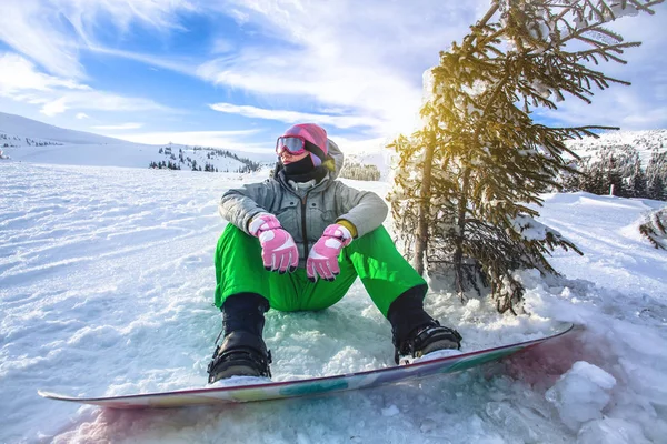 Snowboardzista Kobieta Jazda Malowniczych Górach Pomiędzy Drzewka Boże Narodzenie — Zdjęcie stockowe