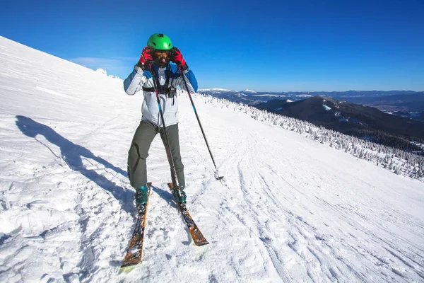 Homme Skieur Sur Une Pente Dans Belle Vue Sur Montagne — Photo