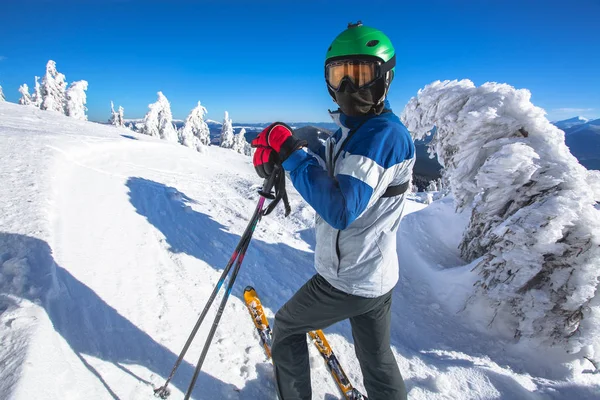 Man Skiër Een Helling Het Prachtige Uitzicht Bergen — Stockfoto