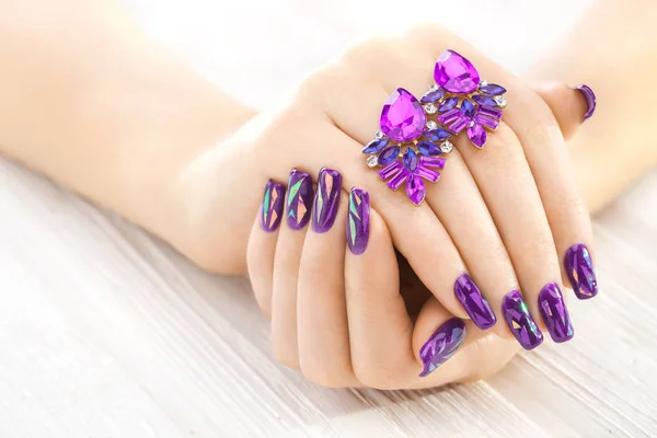 Beautiful Purple Manicure Earrings White Wooden Table — Stock Photo, Image