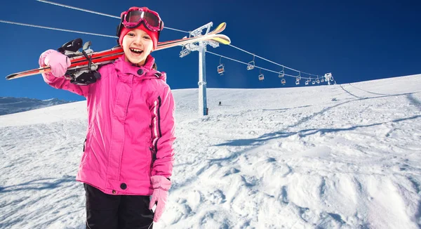 Fille Skieuse Debout Avec Des Skis Dans Les Montagnes Pittoresques — Photo