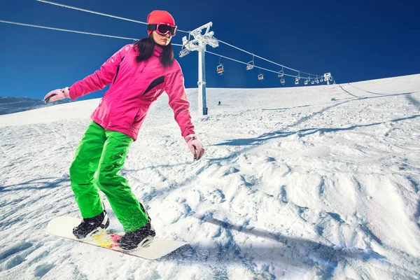 Mujer Snowboarder Montar Las Pintorescas Montañas Entre Los Árboles Navidad —  Fotos de Stock