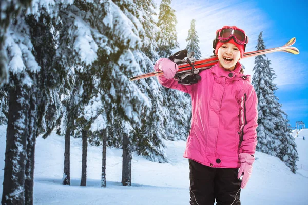Meisje Skiër Met Ski Pittoreske Bergen Tussen Bomen Van Kerstmis — Stockfoto