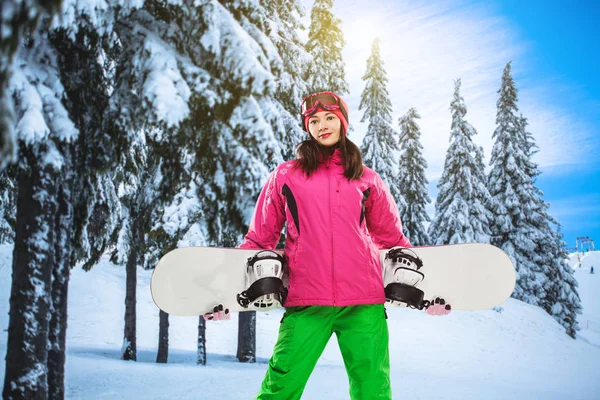 Snowboardista Žena Koni Malebných Horách Mezi Vánoční Stromky — Stock fotografie