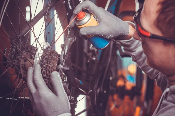 Mecánico Bicicletas Guapo Haciendo Trabajo Profesional Taller —  Fotos de Stock