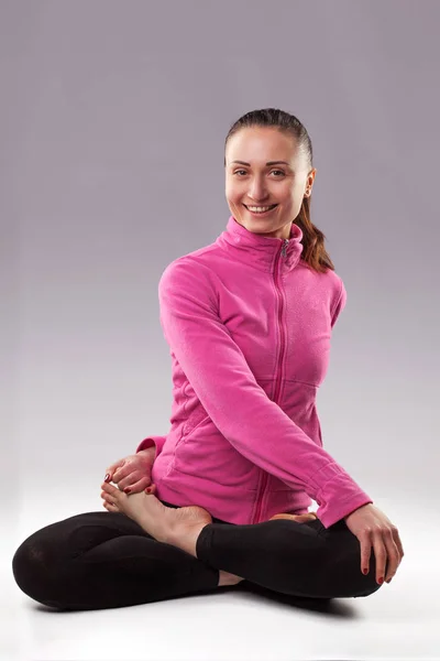 Giovane Donna Sportiva Che Pratica Yoga Isolato Sfondo Blu Concetto — Foto Stock