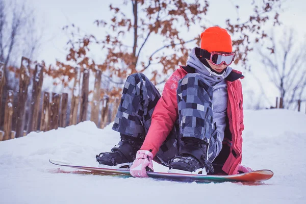 Kadın Snowboard Karla Kaplı Yamaçta Sürme — Stok fotoğraf