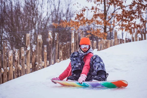 Женщина Сноубордистка Катающаяся Заснеженном Склоне — стоковое фото