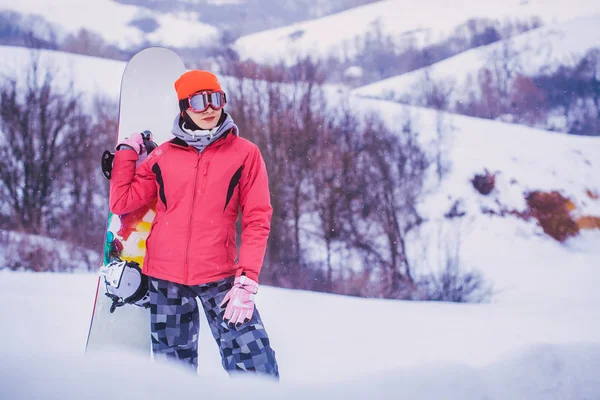 Snowboardzista Kobieta Jazda Stoku Pokrytych Śniegiem — Zdjęcie stockowe