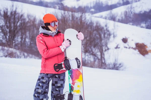 Kadın Snowboard Karla Kaplı Yamaçta Sürme — Stok fotoğraf