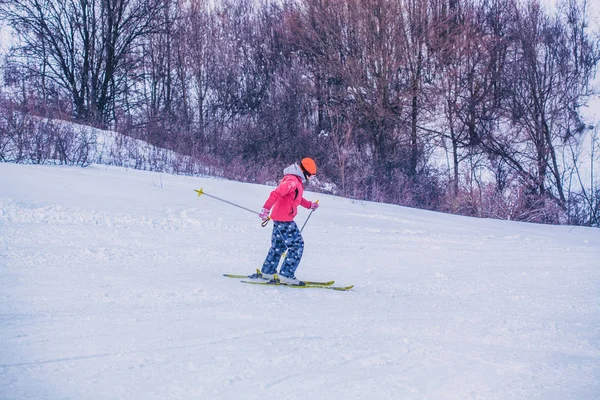 Esquiadora Mujer Cabalgando Ladera Cubierta Nieve —  Fotos de Stock