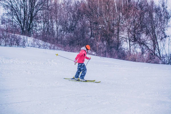 雪に覆われた斜面に乗って女性スキーヤー — ストック写真