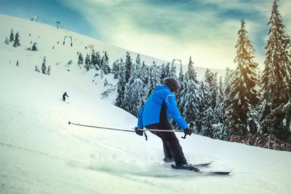 Man Skiër Een Helling Het Prachtige Uitzicht Bergen — Stockfoto