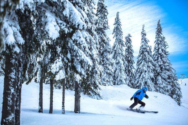 Homme Skieur Sur Une Pente Dans Belle Vue Sur Montagne — Photo