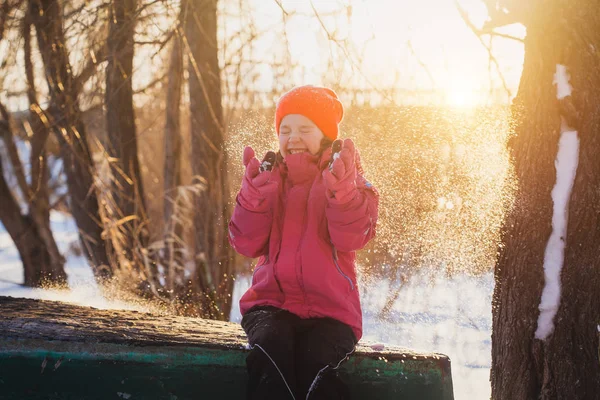 Meisje Speelt Met Sneeuw Winter Entertainment — Stockfoto