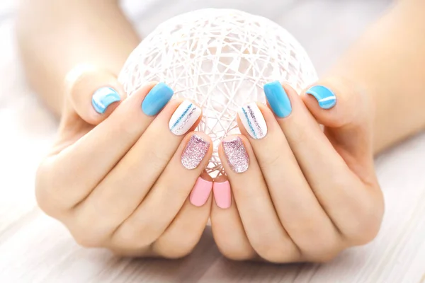 Mooie Gekleurde Manicure Met Een Witte Bal Van Garen Witte — Stockfoto