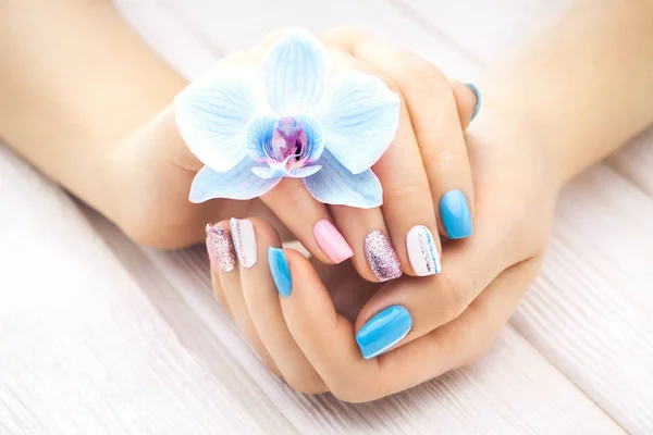 Hermosa Manicura Colores Con Decoración Orquídea Toalla Vela Mesa Madera — Foto de Stock