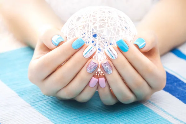 Hermosa Manicura Color Con Una Bola Blanca Hilo Mesa Madera —  Fotos de Stock