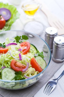 Beyaz ahşap bir masa üzerinde sebze taze bahar salatası. Sabah kahvaltı