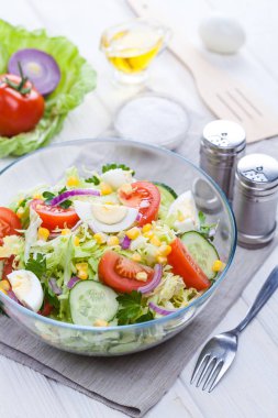 Beyaz ahşap bir masa üzerinde sebze taze bahar salatası. Sabah kahvaltı