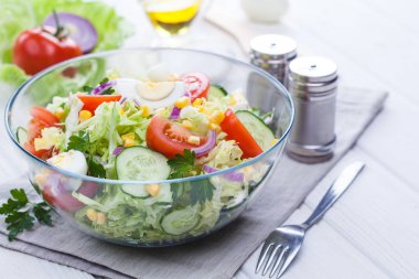 Beyaz ahşap bir masa üzerinde sebze taze bahar salatası. Sabah kahvaltı