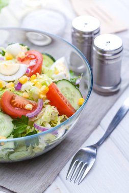 Beyaz ahşap bir masa üzerinde sebze taze bahar salatası. Sabah kahvaltı
