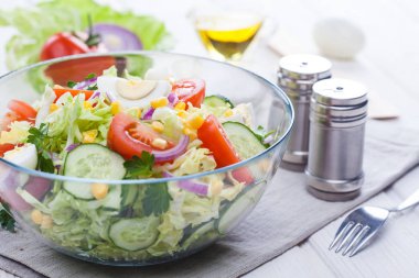 Beyaz ahşap bir masa üzerinde sebze taze bahar salatası. Sabah kahvaltı