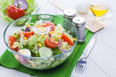 Beyaz ahşap bir masa üzerinde sebze taze bahar salatası. Sabah kahvaltı