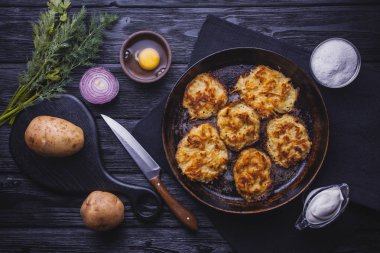 Siyah bir ahşap arka plan üzerinde geleneksel ev yapımı patates börek