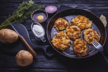 Siyah bir ahşap arka plan üzerinde geleneksel ev yapımı patates börek