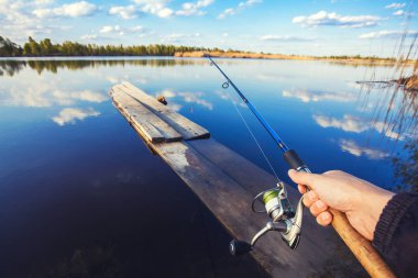 Yaz gölünde dönen ve makaralı el.