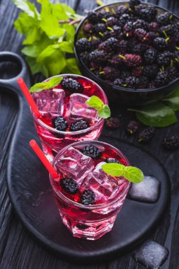 dut buz ve siyah ahşap bir masa üzerinde taze nane kokteyli. canlandırıcı yaz içeceği