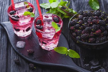 dut buz ve siyah ahşap bir masa üzerinde taze nane kokteyli. canlandırıcı yaz içeceği