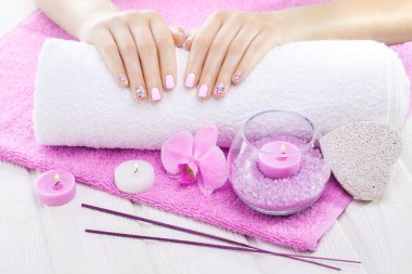 dekor, orkide, havlu ve Beyaz ahşap masa mum ile güzel pembe manikür. Spa