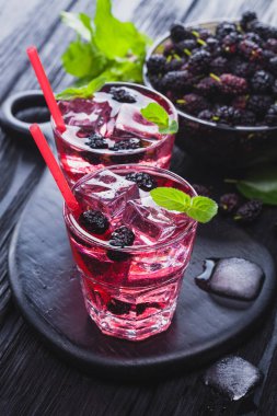 dut buz ve siyah ahşap bir masa üzerinde taze nane kokteyli. canlandırıcı yaz içeceği